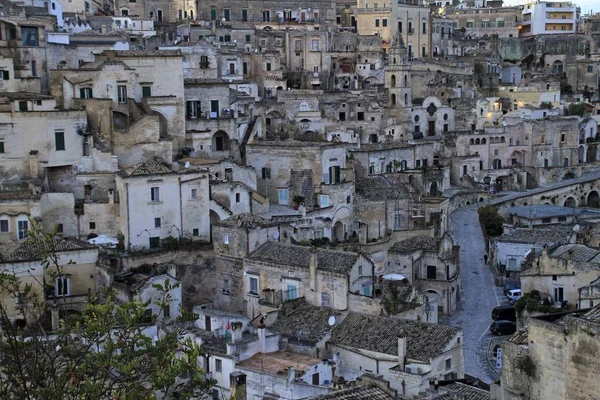 Alto ángulo de tiro de viejos edificios rotos en la colina —  Fotos de Stock