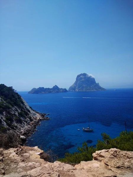 Eine Vertikale Aufnahme Des Strandes Neben Ibiza Und Vedra Hintergrund — Stockfoto