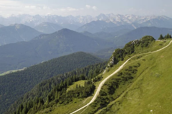 Amplo ângulo de tiro de paisagens verdes nas montanhas — Fotografia de Stock