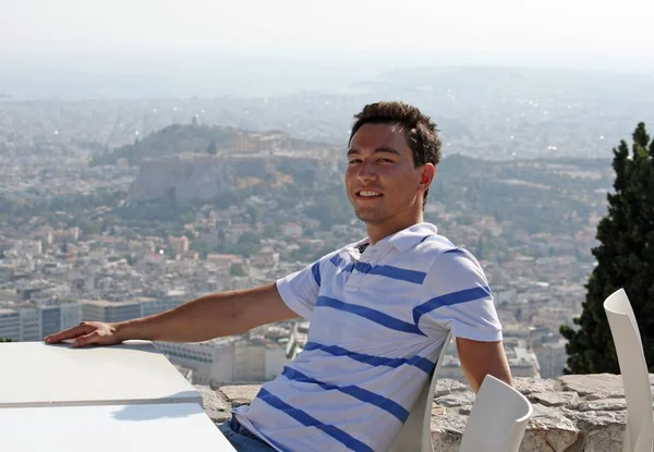 Uomo Felicemente Sorridente Seduto Nel Caffè Con Una Bella Vista — Foto Stock