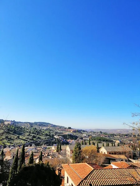 Photo verticale d'un Toledo, Espagne et ciel dégagé à l'arrière-plan — Photo