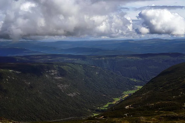 High angle shot of the clouds over the hills at Tuddal Gaustatoppen in Norway — Stock fotografie