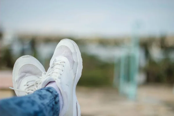 Person relaxing with his/her legs on each other during daytime — Stock Photo, Image