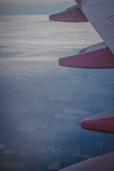 Vertical shot of the view seen from an airplane's window — Stock Photo, Image