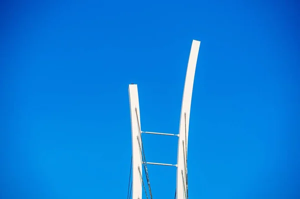 Scala in metallo bianco sulla parte superiore dell'edificio con un cielo limpido blu sullo sfondo — Foto Stock