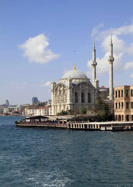 Vertical shot of the Ortaköy Mosque in turkey under a blue sky — Stock Photo, Image