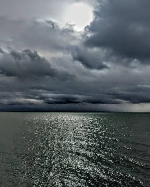 Donkere bewolkte lucht hangend aan de zee — Stockfoto