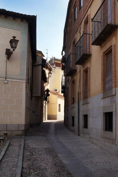 Tiro Vertical Uma Rua Estreita Edifícios Coloridos Segóvia Espanha — Fotografia de Stock