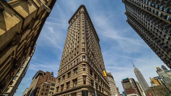 Disparo Ángulo Bajo Altos Edificios Ciudad Bajo Cielo Azul — Foto de Stock