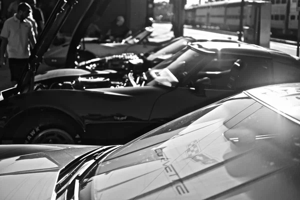 ダウンターズグローブ 6月07 2019 駐車場に駐車車のさまざまなモデルのグレースケールショット — ストック写真