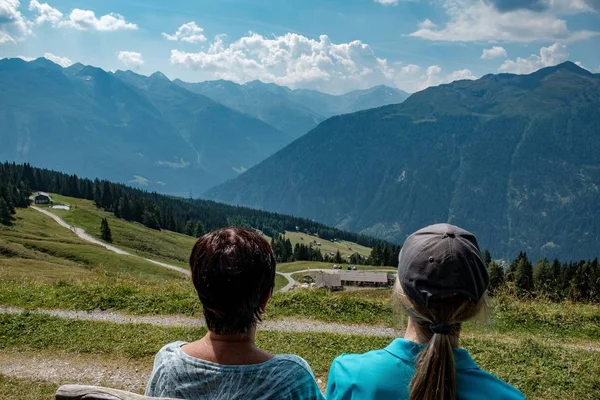 Mujeres sentadas en la montaña con bosques en Tirol, Austria —  Fotos de Stock