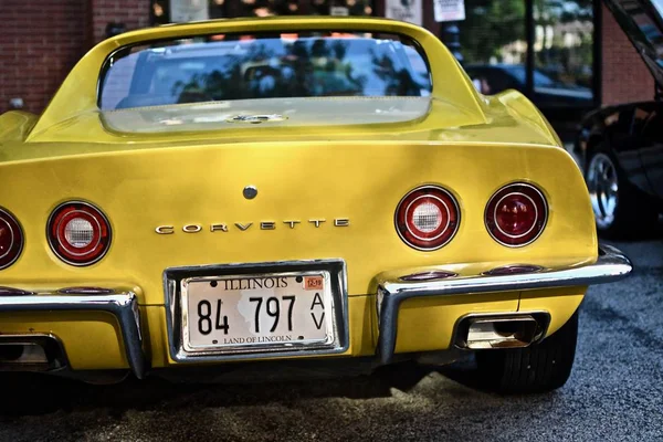Dowers Grove Сша Jun 2019 Старий Жовтий Автомобіль Corvette Парковці — стокове фото