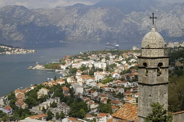 Fotografia de ângulo largo da Fortaleza Kotor em Montenegro — Fotografia de Stock