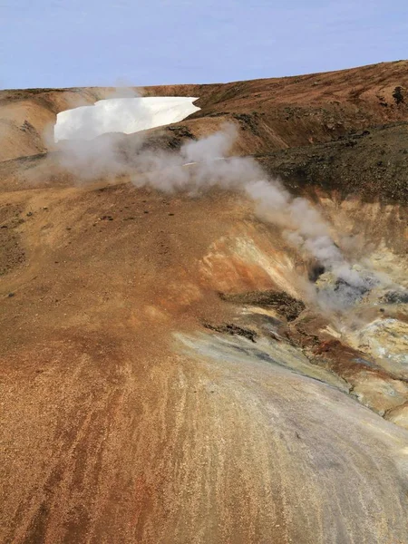 Vertikale Aufnahme eines Berges unter blauem Himmel — Stockfoto