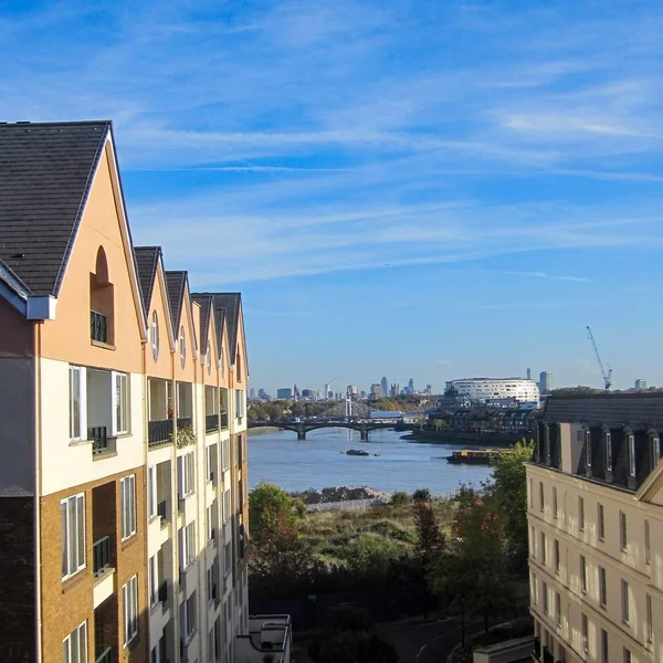 Skyline sett utifrån Chelsea Harbour i London — Stockfoto