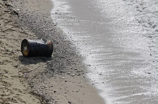 Gran contenedor de metal tirado sobre la arena de la playa — Foto de Stock