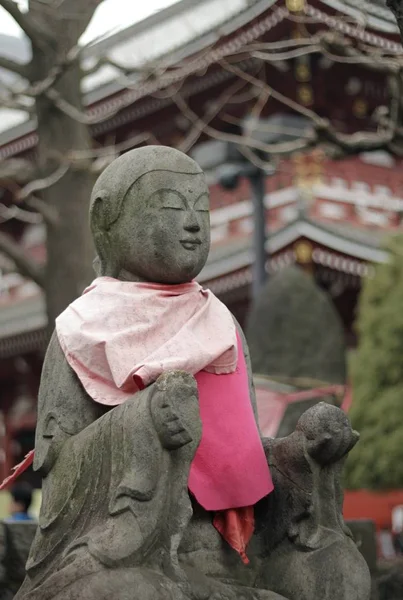 Foto vertical de una estatua de monje con un paño de deseo envuelto a su alrededor. — Foto de Stock