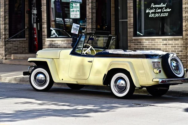 Dowers Grove Сша Jun 2019 Блискучий Жовтий Старовинний Автомобіль Припаркований — стокове фото