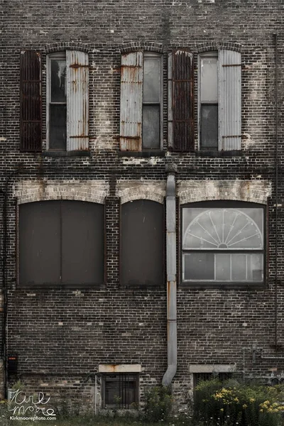 Plano Vertical Edificio Abandonado Con Ventanas Oxidadas — Foto de Stock