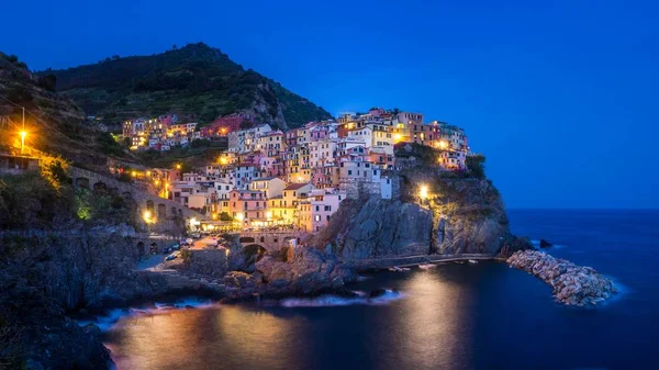 Prachtig uitzicht op de lichten in manarola dorp cinque terre italië — Stockfoto