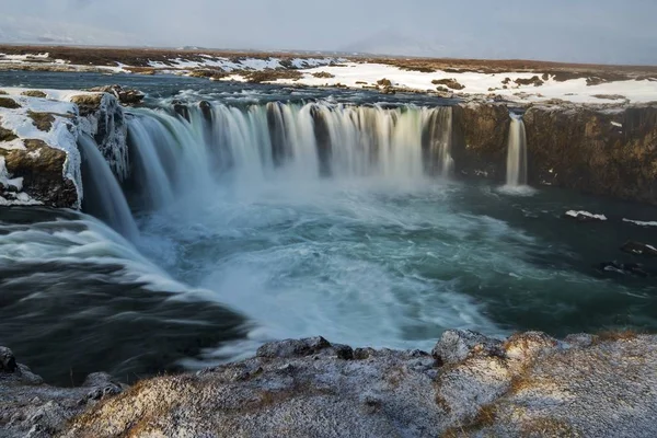 Захватывающий кадр водопада в ледниковой формации — стоковое фото