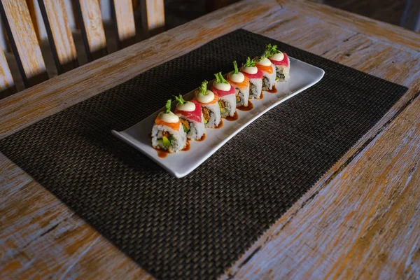 Uma Bandeja Branca Sushi Colocada Uma Superfície Escura Durante Dia — Fotografia de Stock