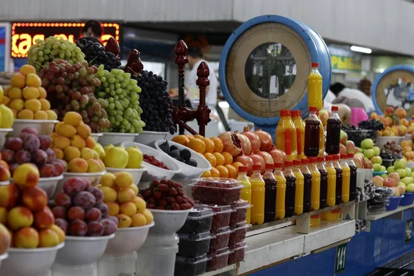 Disparo Alto Ángulo Deliciosa Fruta Fresca Diferentes Tipos Jugos Mercado —  Fotos de Stock