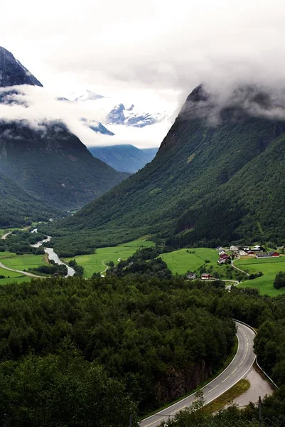 Csodálatos hegyvidéki táj lélegzetelállító norvég természettel Norvégiában — Stock Fotó