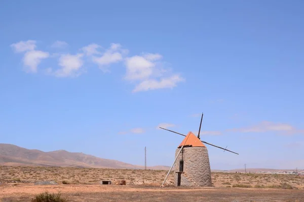 Wide shot of a windmill with a clear blue sky in the background — Stock Photo, Image