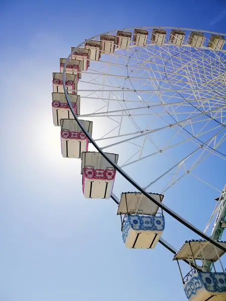 Bajo ángulo vertical de una noria bajo la luz del sol y un cielo azul en Aviñón en Francia — Foto de Stock