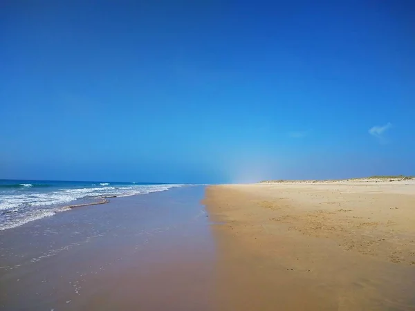 在西班牙的Cdiz 一张白天海滩的美丽照片 背景是晴朗的天空 — 图库照片