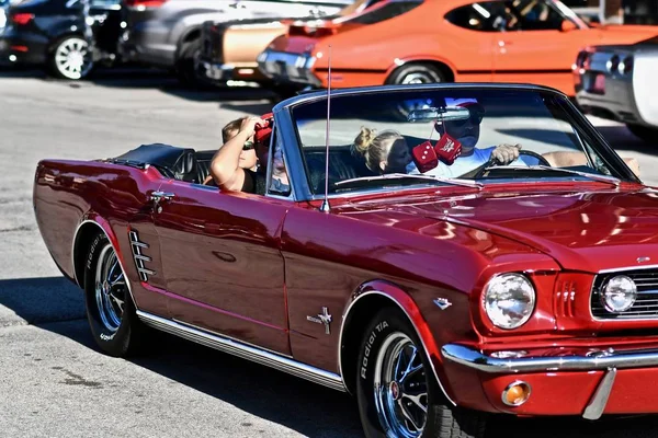 Downers Grove United States Jun 2019 Family Riding Shiny Ford — 图库照片