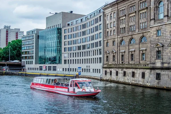 Een Brede Hoek Opname Van Een Skip Zeilend Naast Een — Stockfoto