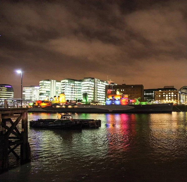 Belfast se v noci rozzářil v londýnském bazénu — Stock fotografie