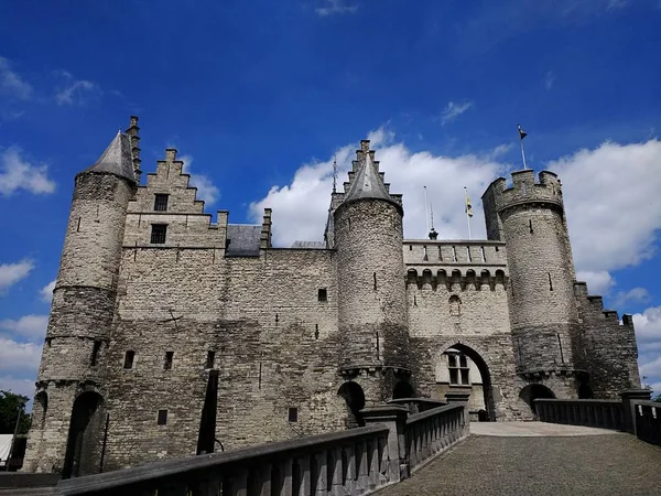 Het Steen onder een blauwe hemel en zonlicht in Antwerpen in België — Stockfoto