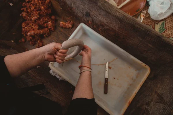 Una Vista Ángulo Alto Una Persona Preparando Una Kielbasa Una — Foto de Stock