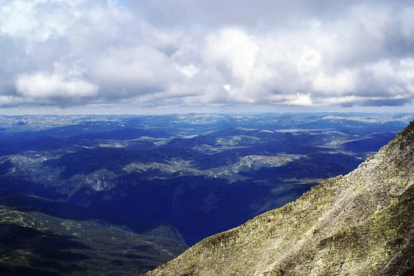 Hoge hoek uitzicht op een prachtig landschap in Tuddal Gaustatoppen, Noorwegen — Stockfoto