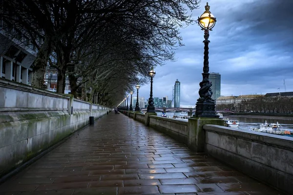 Caminata lateral en el South Bank, Londres, el Reino Unido en un día lluvioso. — Foto de Stock