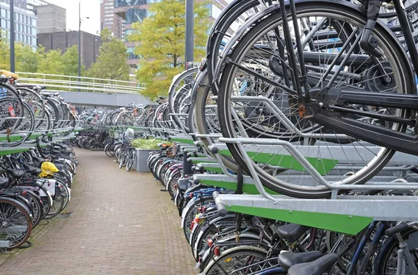 Estacionado no estacionamento da cidade em Rotterdam, Países Baixos — Fotografia de Stock