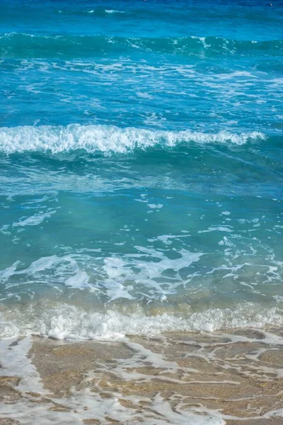 Κάθετη λήψη των κυμάτων του ωκεανού στην παραλία — Φωτογραφία Αρχείου