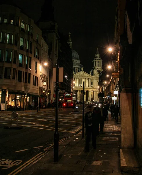 Verticale opname van Ludgate Hill en St. Pauls 's nachts — Stockfoto