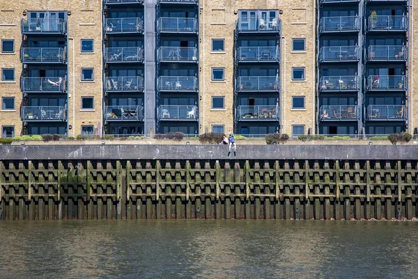 Flodlägenheter vid Themsen i London, Förenade kungariket — Stockfoto