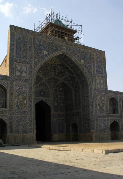 Low angle view of The Shah Mosque under the sunlight and a blue sky in Isfahan in Iran — Stock Photo, Image