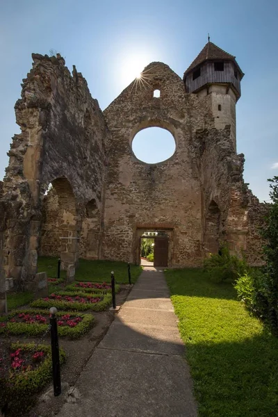 Monasterio de Carta rodeado de vegetación bajo la luz del sol en Rumanía — Foto de Stock