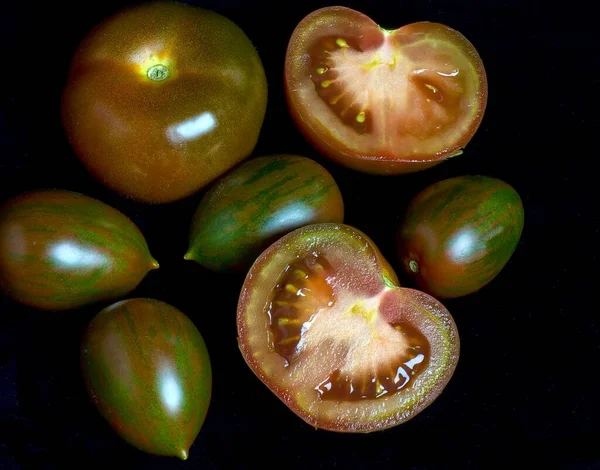 Eine Aufnahme Von Oben Mit Gestreiften Tomaten Und Einer Zwei — Stockfoto