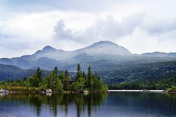 Foto de gran angular de un hermoso lago en las montañas de Tuddal Gaustatoppen, Noruega. — Foto de Stock