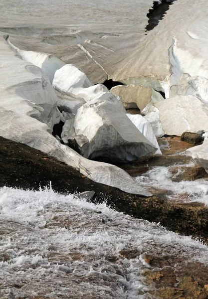 Κάθετη βολή σπασμένου χιονιού από το βουνό — Φωτογραφία Αρχείου