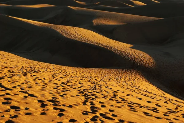 Landschap van een woestijn onder het zonlicht en de schaduwen in Maspalomas op Gran Canaria — Stockfoto