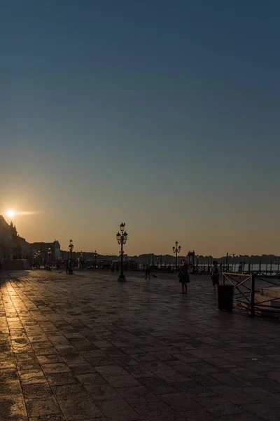 Vertikale Aufnahme der untergehenden Sonne über einer Aussichtsplattform in Venedig, Italien — Stockfoto