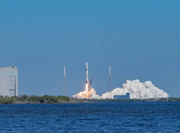 Falcon 9 a fost lansat de la Complexul 40 de lansare pe Stația Forțelor Aeriene Cape Canaveral — Fotografie, imagine de stoc